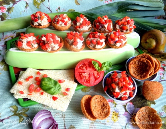 Сверху посыпать нарезанной паприкой.