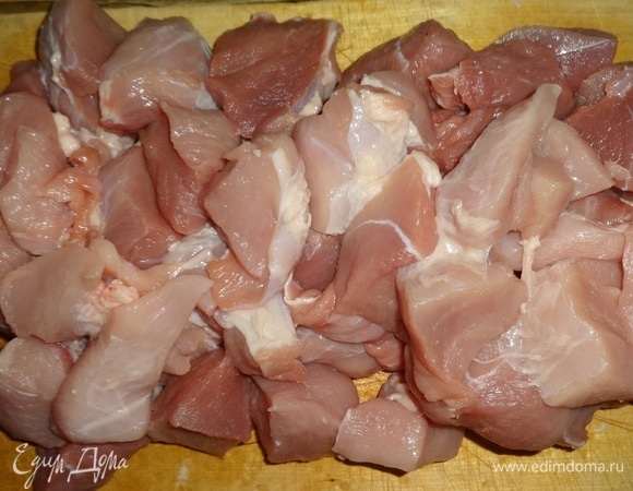 Свинину вымыть, обсушить бумажным полотенцем. Нарезать крупными кубиками.