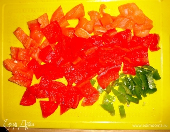 Сладкий и острый перец вымыть, удалить семена. Сладкий перец нарезать крупными кусочками, острый — тонкой соломкой.