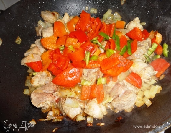 Добавить в сковороду оба вида перца и продолжать жарить.