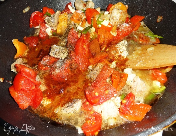 Влить в сковороду с мясом и овощами воду. Посолить и поперчить по вкусу, добавить молотую сладкую паприку, перемешать. Накрыть сковороду крышкой, убавить огонь и тушить до готовности мяса.