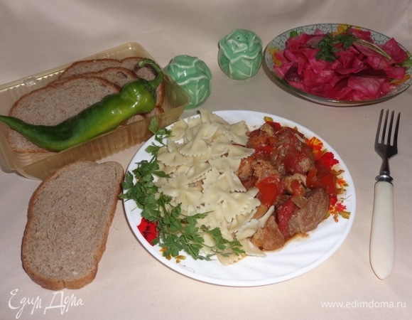 Готовую свинину с овощами разложить по порциям. Я гарнировала макаронами-бантиками (фарфалле). Украсить свежей зеленью. Блюдо подавала с домашней, маринованной со свеклой, капустой. Угощайтесь! Приятного аппетита!