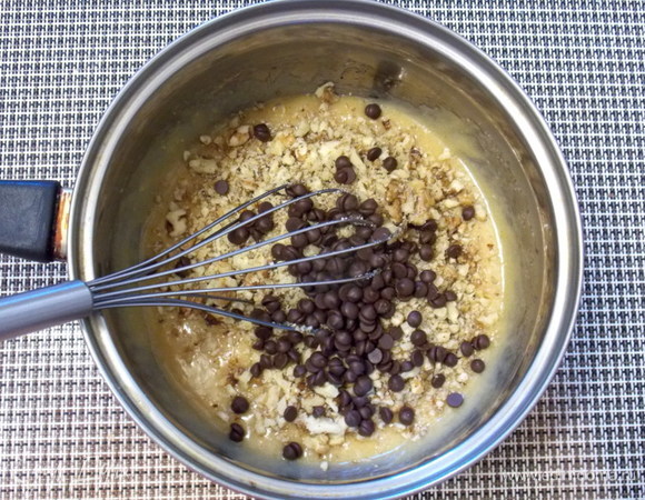 Добавить дробленые орехи и шоколадные капли, все перемешать.