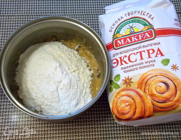Смешать муку и разрыхлитель, просеять через сито. Добавить к массе и замесить тесто. Чтобы пирог получался всегда удачным, я использую муку «Экстра» MAKFA для воздушной выпечки.