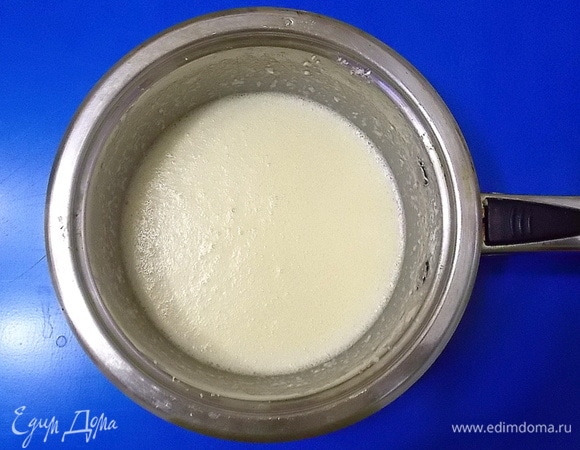 Взбить мягкое масло с сахаром в однородную пышную массу. Продолжая взбивать, добавить яйца по одному.