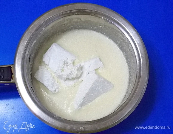 Добавить творог и снова взбить до однородности.