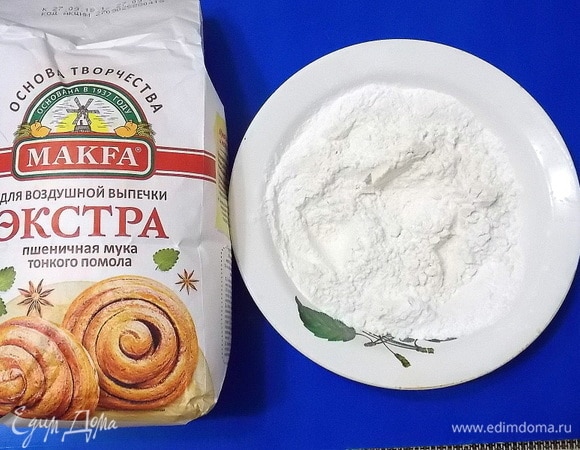 Смешать муку «Экстра» MAKFA, крахмал и разрыхлитель.