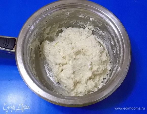 Соединить обе массы и замесить мягкое, слегка липкое тесто.