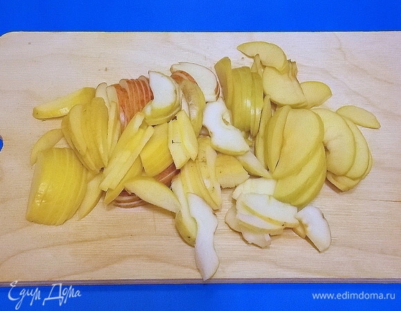 Удалить у яблок сердцевину и нарезать дольками.