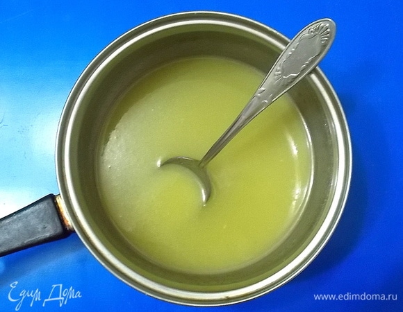Соединить сахар, молоко, масло. Нагрейте на медленном огне до однородного состояния.