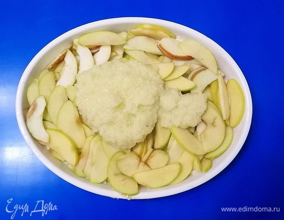 Смазать форму маслом, положить тесто и разровнять. Выложить сверху ровным слоем яблоки и покрыть кокосовой массой.