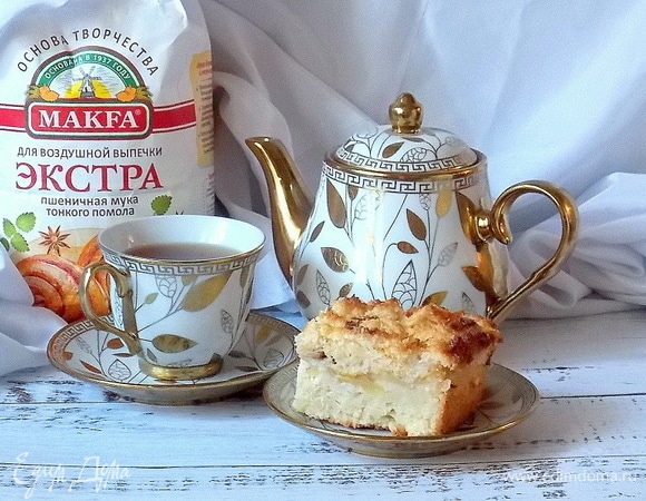 Дать остыть, нарезать. Можно всем собираться у стола к чаю.