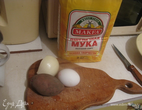 Готовим два теста для вафель: чистим картофель, натираем на мелкой терке, добавляем мелконарезанный лук, пшеничную муку MAKFA, яйцо, приправы и замешиваем не очень густое тесто, раскатываем небольшими блинчиками.