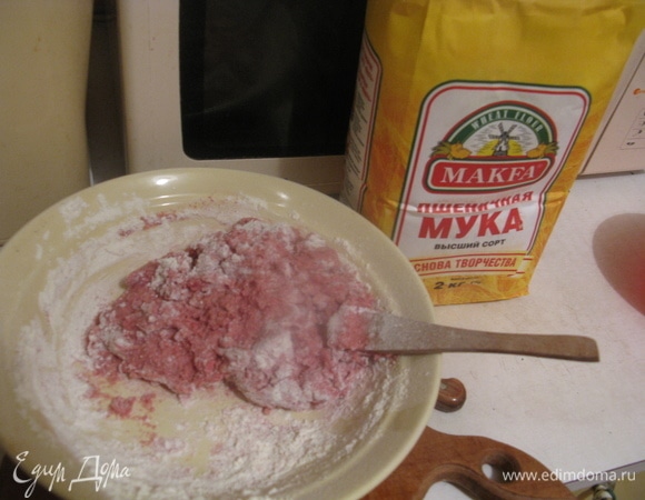 Тесто делаем из капусты, уже предварительно протушенной, муки MAKFA и овсяной муки, яйца и приправ. Замешиваем не очень тугое тесто, раскатываем в небольшие блинчики, даем чуток постоять.