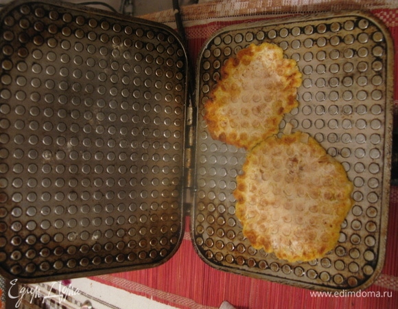 Начинка очень проста: натираем на крупной терке дагон, черную редьку и зеленое яблоко, приправляем маслом, семенем льна, перцем и даем постоять немного.