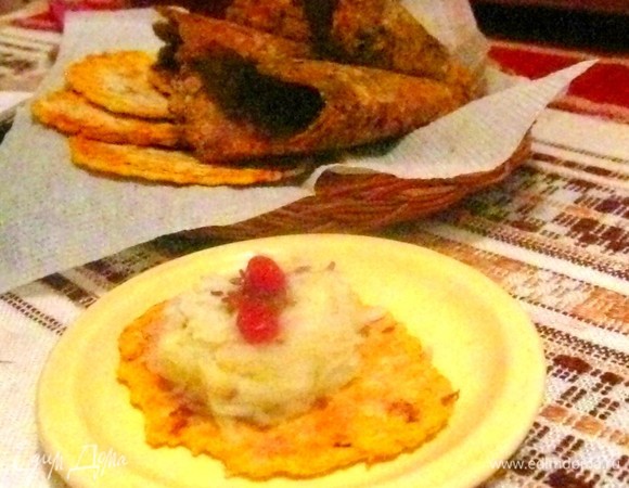 Выпекаем в вафельнице и формируем нужные нам формы, начиняем конусы салатом! Приятного всем! Кстати, можно покрасить свекольным соком — будут розовенькие!