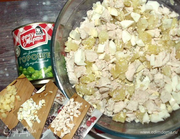 Куриное филе, картофель и яйца нарезаем. Складываем в миску.