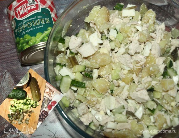 Соленые и свежие огурцы нарезать. Складываем в миску к остальным ингредиентам.