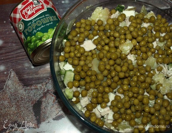 Банку консервированного горошка ТМ «Фрау Марта» открыть. Слить жидкость. Добавить к остальным ингредиентам.