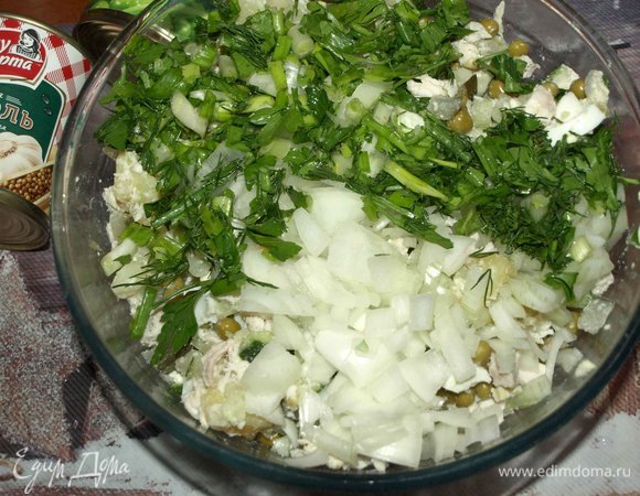 Зелень (укроп, петрушку, зеленый лук) порубить. Лук нашинковать. Добавит соль и перец по вкусу. Соединить с остальными ингредиентами.