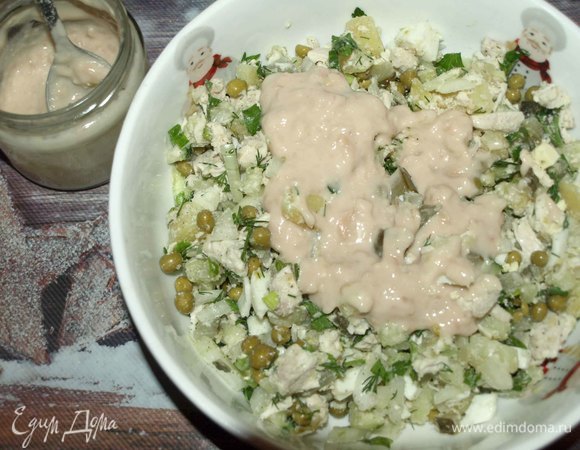 Заправляем приготовленным из фасоли ТМ «Фрау Марта» соусом. Хорошо перемешиваем. Можно подавать к столу порционно или в одном салатнике.