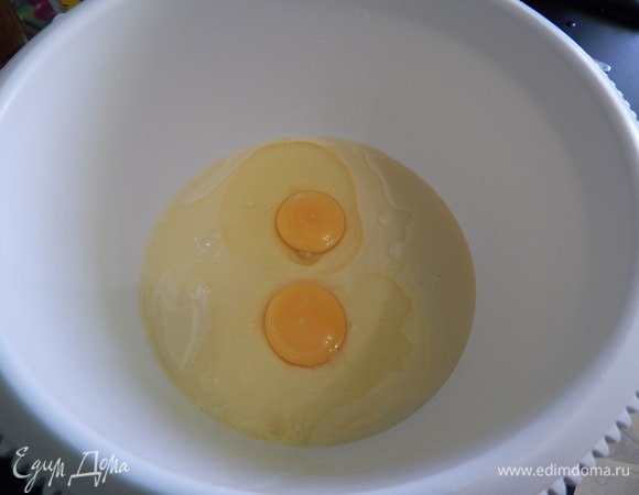 Сгущенку перемешать с яйцами.