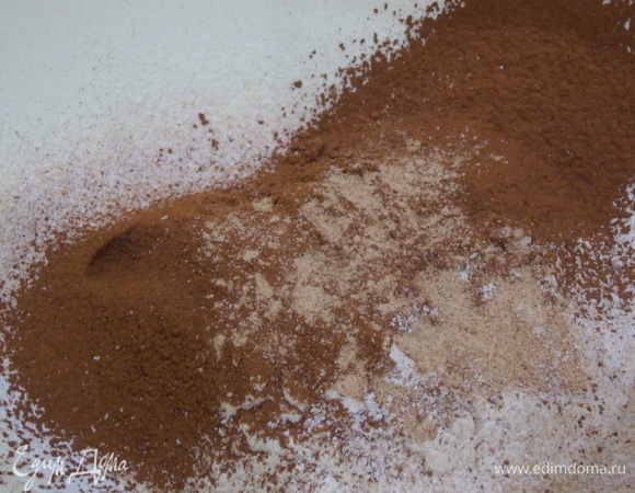 Добавляем спельтовую муку, какао, корицу.