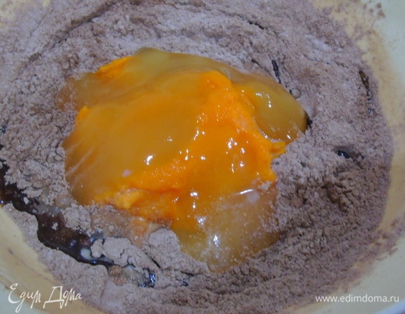 Добавляем тыквенное пюре и мед. Перемешиваем, постепенно добавляя молоко, смешанное с растительным маслом. 