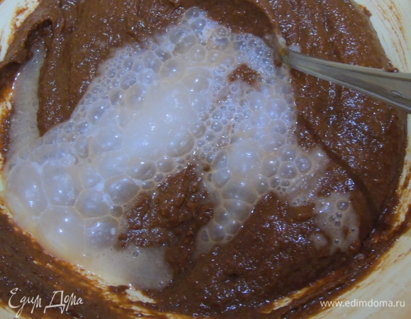 В конце добавляем соду, гашенную лимонным соком.