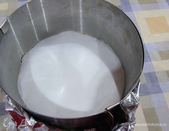 Дно формы диаметром 15–18 см застилаем пергаментом, бока смазываем маслом.