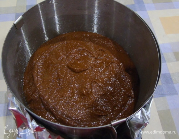 Выкладываем тесто и выпекаем при температуре 180°C примерно 30 минут. Ориентируйтесь по своей духовке. И, чем больше форма, тем меньше времени на выпечку.