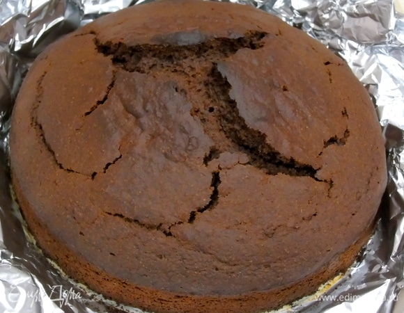 Верх пирога немного потрескается — это нормально.