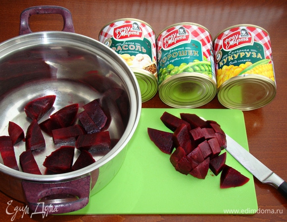Вареную свеклу нарезать на небольшие ломтики и сложить в глубокую емкость или миску.