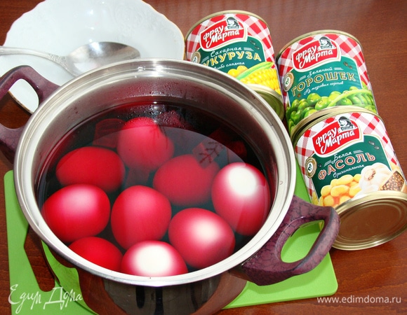 В горячий свекольный рассол опустить сваренные до готовности и очищенные от скорлупы яйца. Этот «компот» оставить примерно на 1 час, чтобы яйца за это время окрасились в розовый цвет.