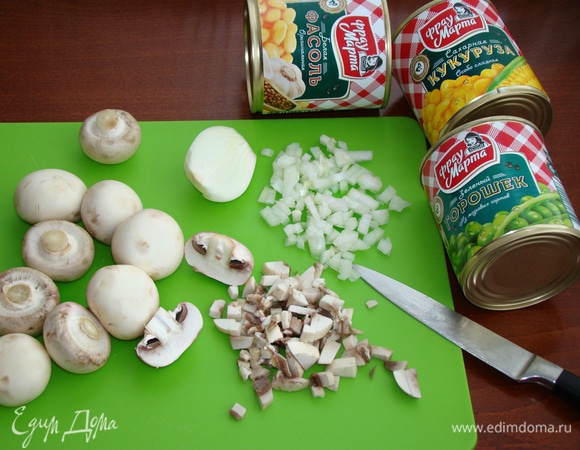 Пока яйца окрашиваются, приготовим начинку. Для этого луковицу и грибы мелко нашинкуем и обжарим до золотистого цвета на растительном масле. Присолить и поперчить по вкусу.