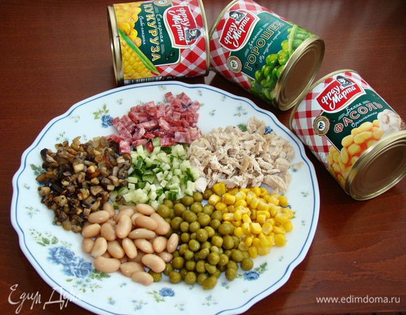 На большом блюде соберем все необходимые для начинки ингредиенты, в том числе консервированные — кукурузу, фасоль и зеленый горошек ТМ «Фрау Марта».