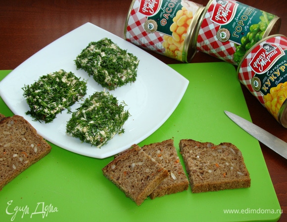 Каждый ломтик хлеба обмазать сырно-чесночной массой и обмакнуть в нашинкованный укроп. В итоге получаются ароматные зеленые лужайки для поросят.