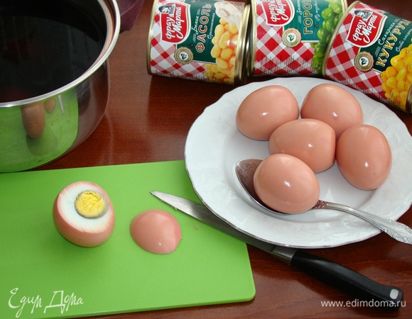 Теперь приступим к нашим свинкам. Каждое яйцо обсушить и срезать «брюшко». Желток удалить.
