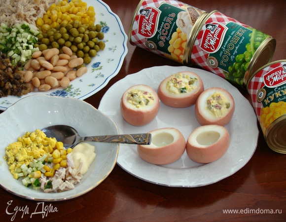 Теперь даем волю фантазии и в мисках собираем несколько видов начинок, добавляя в каждую желток и майонез по вкусу.