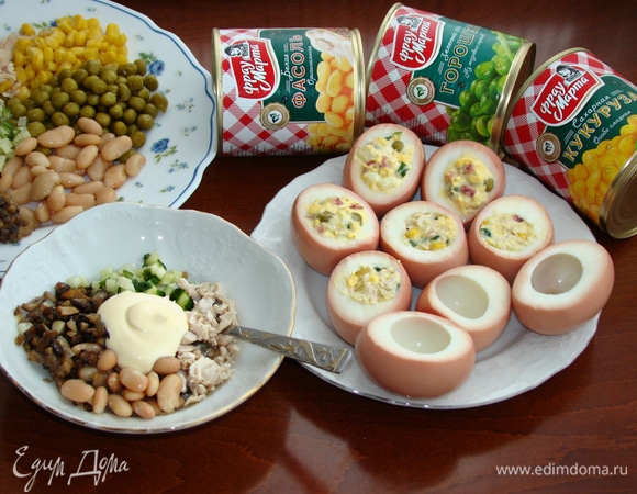 Таким образом фаршируем все яйца. Можно, конечно, приготовить и один вид начинки, но мне кажется, что несколько видов будет намного интереснее и увлекательнее для гостей.
