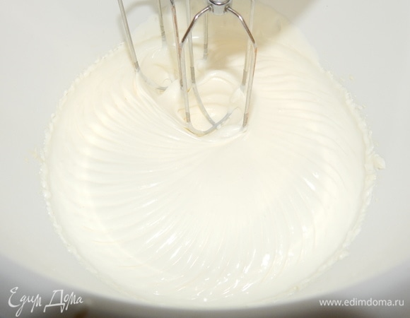 Заранее сметану выложить в марлю (в несколько слоев), положить в дуршлаг и убрать в холодильник на ночь. Это поможет нам избавиться от лишней жидкости в сметане и получить густой крем. На следующий день взбиваем сметану с сахаром до густой массы. Отдельно взбиваем хорошо охлажденные сливки в холодной посуде холодными венчиками до устойчивых пиков. Лопаткой вмешиваем сливки в сметану.