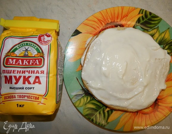 Обильно смазываем коржи кремом и убираем в холодильник на 1 час. Через указанное время нанести слой крема на верх и бока торта. Торт убрать в холодильник на ночь.