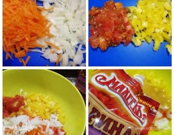 Подготовим лук, морковь, болгарский перец и помидор. Смешиваем все овощи в миске и добавим к ним маринад чесночный ТМ «МахеевЪ». Маринад уже содержит чеснок и необходимые специи, поэтому просто смешаем овощи с маринадом и готово.