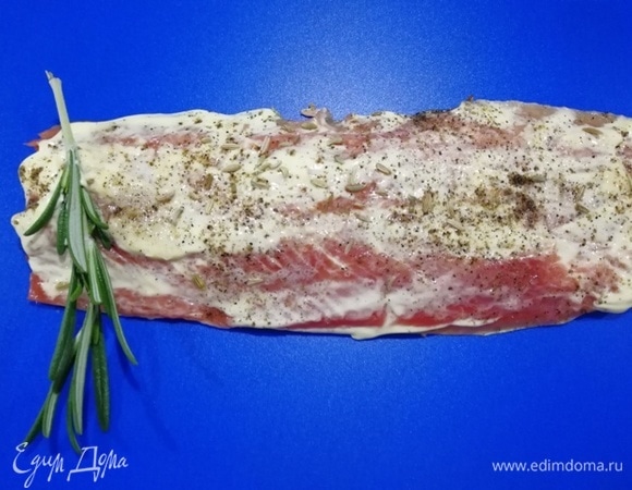 На один конец филе выкладываем веточку розмарина.