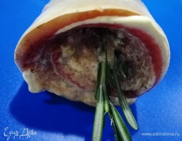 Сворачиваем рулетом, т.к. мои гольцы совсем маленькие, я обернула это филе еще одним. Если у вас рыбки крупные, достаточно рулета из одного филе на порцию. Чтобы рулет держал форму, оборачиваем его посередине бечевкой.