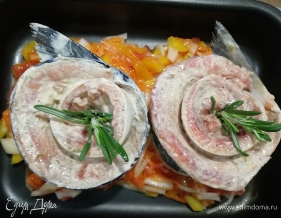 На противень выкладываем овощной маринад, оставляя 2 ст. л. Рулеты ставим на маринад.