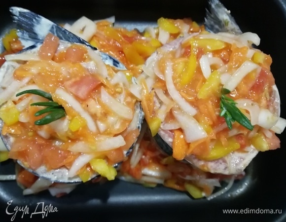 Верхушку рулетов украшаем шапочкой из маринада.