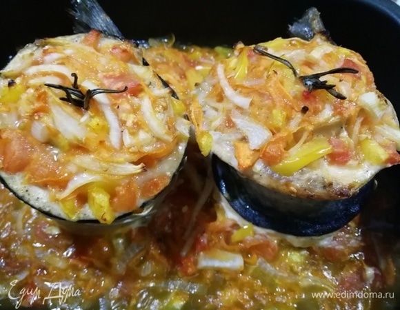 Запекаем рулеты в духовке, разогретой до 200°С в течении 25 минут. Розмарин вынимаем, он уже отдал весь свой аромат рыбе.