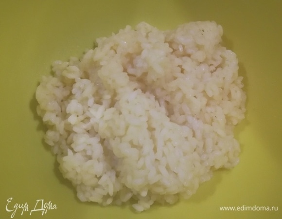 Для гарнира отварим рис в подсоленной воде.