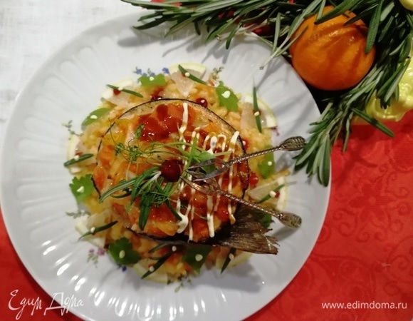 На тарелку выкладываем рис, сверху рулет из гольца.